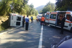 VIDEO FOTO – Treisprezece răniţi în accidentul grav de pe Valea Oltului. Unul a fost luat cu elicopterul