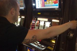Sectorul care aduce profituri generoase în fiecare an. Câţi bani lasă românii la “păcănele” şi pariuri sportive