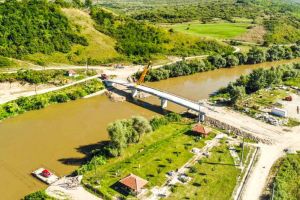 Video| Un primar din Alba scrie istorie: La podul peste râul Mureş, de la Căpud, aşteptat de jumătate de veac, au fost ridicate toate grinzile