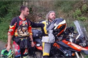 SALVATOR şi în timpul liber: Un angajat al ISU a găsit un motociclist blocat în pădure