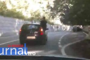 VIDEO: Inconştienţă! Pasagerul unui autoturism, scene de coşmar pe un drum naţional
