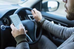 Sancţiuni aspre pentru cei care folosesc telefonul mobil în timp ce conduc