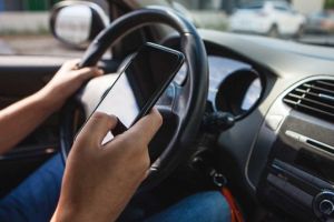 Codul Rutier se modifică. Sancţiuni dure pentru şoferii care folosesc telefonul în timpul mersului