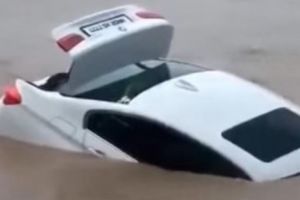 VIDEO | Gest şocant: Supărat că părinţii i-au cumpărat altă maşină decât cea dorită de el, un tânăr a împins autoturismul în râu