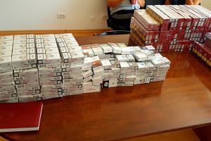 Ţigări de contrabandă, vândute în Siret de doi ucraineni