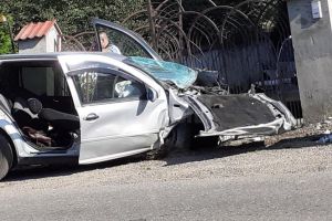 Un tânăr de 25 de ani a murit după ce a intrat cu maşina într-un cap de pod