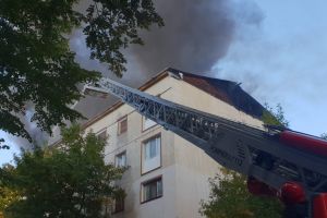 Incendiu la acoperişul unui bloc din Carpaţi. Au intervenit pompierii