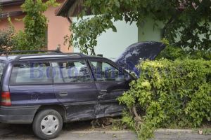 Accident în judeţul Botoşani produs de un puşti de 16 ani. A intrat cu o maşină într-un gard