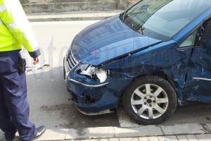 Accident cu o maşină împrumutată, la Dorohoi. Șoferul s-a urcat băut la volan