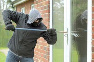 A intrat prin efracţie în casa unor consăteni şi i-a lăsat fără bani şi bunuri