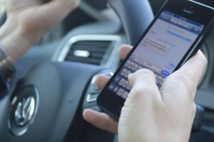Se schimbă legislaţia rutieră: vezi ce riscă şoferii care folosesc telefonul la volan