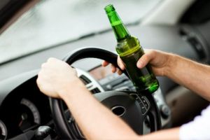 Beat ”mangă” la volan şi fără permis, un şofer de 36 de ani din Sânmiclăuş, a pierdut controlul asupra maşinii şi a ”şifonat” un autoturism parcat pe marginea carosabilului