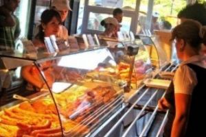 ATENŢIE, turişti! Focare de infecţie pe Litoral: Ce au descoperit inspectorii ANSVSA în restaurante, cofetării şi magazine