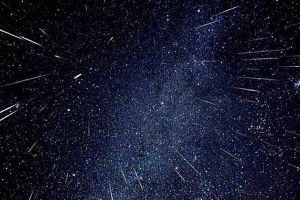 Ploaie de stele impresionantă la noapte pe cerul României! Vizibilă de la Satu Mare