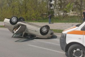 Accident grav la Cornu. O masina s-a rasturnat, 5 victime