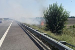Atentie soferi: Incendiu de vegetatie pe Autostrada A2. Se circula doar pe banda doi