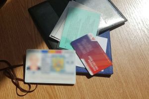 A plătit 150 de euro pe o carte de identitate falsă. A dat banii şi a dat şi de bucluc
