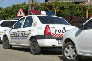 Bărbat arestat de poliţişti, după ce a intrat în curtea unei sătmărence şi a ameninţat-o