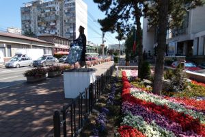 Statui vii şi levitante, care anunţă începerea Festivalului Medieval, pe străzile Sucevei