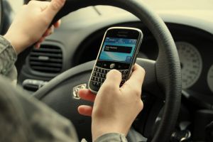 Cod Rutier înăsprit! Șoferii şi bicicliştii vor fi amendaţi dacă ţin telefonul în mână