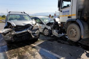 FOTO Accident la ieşire din Sibiu spre Agnita – Două maşini s-au lovit de un TIR