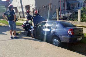 FOTO. ACCIDENT rutier în localitatea Mănărade. O persoană rănită după ce un autoturism a “aterizat” în rigola de pe marginea drumului
