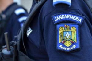 Târgu-Mureş: Jandarm bătut de patru derbedei care scriau pe peretele unei instituţii!