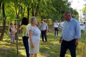 Primarul sta la umbra, vieprimarii fac toata treaba! Actiune de igienizare a paraului Dambu, astazi, coordonata de Cristian Ganea