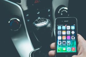 Noi modificări ale Codului Rutier, pentru a preveni live-ul la volan