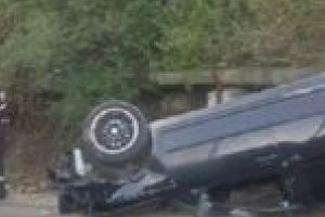 Accident în Triaj! O maşină s-a răsturnat şi a ajuns în peretele de pe marginea drumului
