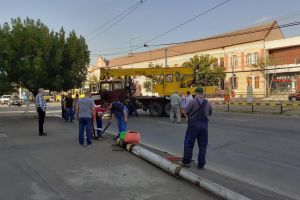 Circulaţia tramvaielor întreruptă, în zona Decebal din Oradea, după ce un stâlp de electricitate s-a prăbuşit peste şosea (FOTO)