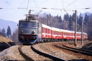 Accident între un autoturism şi o locomotivă cu 2 victime