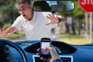 Atenţie, şoferi! Guvernul a adoptat noi modificări ale Codului Rutier. Simpla ţinere a telefonului în mână va fi sancţionată drastic