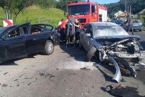 FOTO. Accident cu patru răniţi. Maşina unui sătmărean, lovită frontal!