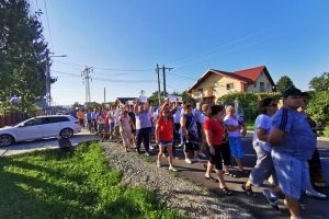 DÂMBOVIȚA: Sute de oameni au protestat împotriva unei fabrici care îi alungă din case