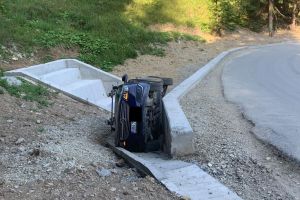 Parcarea de la munte. Poziţia în care şi-a proptit un şofer maşina, ratând o curbă la Colibiţa (FOTO)