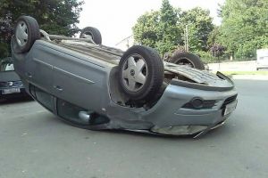 ACCIDENT rutier în Alba Iulia: Un autoturism s-a răsturnat pe strada Vasile Goldiş din municipiu