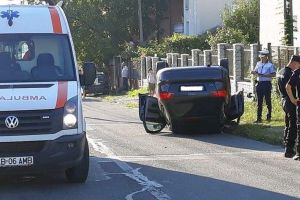 FOTO, VIDEO. Accident SPECTACULOS în Alba Iulia: Un autoturism s-a răsturnat pe strada Vasile Goldiş din municipiu