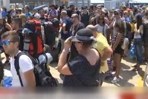 Sute de români sunt blocaţi pe o insulă din Grecia cuprinsă de incendii