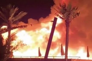 Clubul Bamboo din Mamaia s-a facut scrum. Un incendiu a mistuit cladirea timp de 5 ore