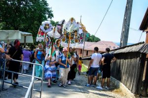 ”Am veniit, Măicuţă, să ne mai vedem!” Când şi de unde se pleacă în pelerinaj la Mănăstirea Nicula