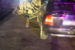 Căruţe lovite de un autoturism. O persoană a fost rănită