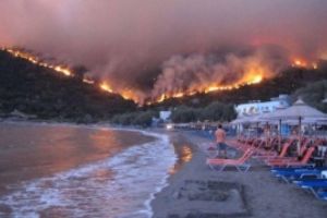 Sute de români sunt BLOCAȚI în Grecia, din cauza incendiilor: feriboturile s-au stricat