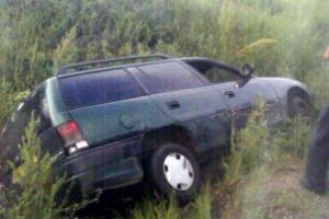 Încă un accident în Botoşani produs de un puşti de 16 ani. A furat maşina mamei sale şi a intrat cu ea într-un şanţ
