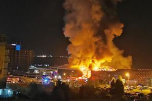 FOTO VIDEO – Incendiu la un club de fiţe din Mamaia. S-a făcut scrum
