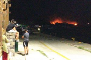 Sute de turisti romani, blocati pe insula Samothraki. Incendii puternice si feriboturi defecte 