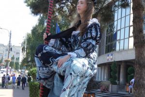 Statui vii şi levitante, care anunţă începerea Festivalului Medieval, pe străzile Sucevei