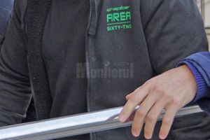 Individul care a lovit cu sabia în cap un poliţist, trimis în judecată alături de şapte ...