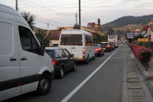 Traficul din Ardeal spre Suceava, gâtuit de cozi kilometrice la intrarea în Gura Humorului