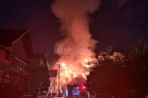Incendiu puternic, în miez de noapte, la o casă din Suceava